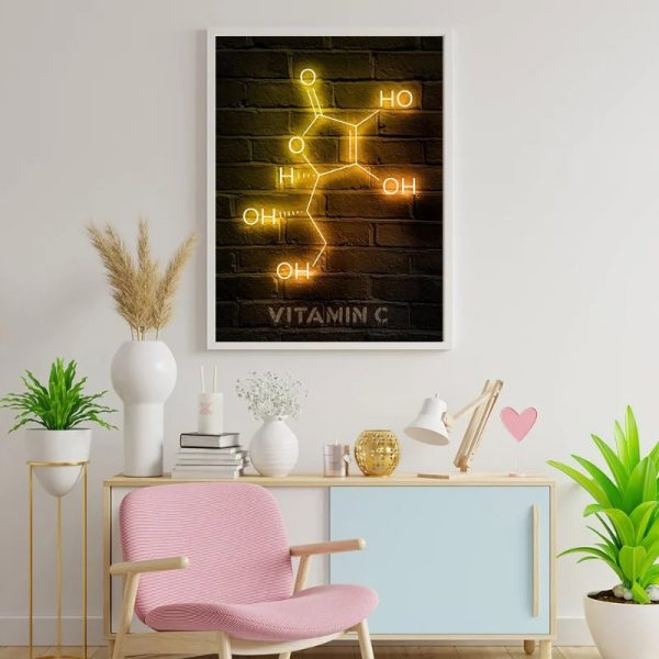 Foto av den molekylära strukturen av vitamin C belyst i neon på en svart tegelvägg.