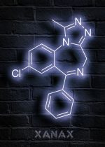 Xanax i neon: kemisk formel på vägg av svarta tegelstenar.