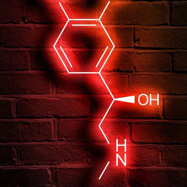Neonillustration av kokainmolekylen i röd färg på en tegelvägg, som representerar den kemiska strukturen med sina hydroxyl- och aminogrupper.