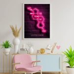 Ljus illustration av östrogenmolekylen i rosa neon på en tegelvägg, idealisk för modern vetenskaplig dekoration.