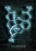 Kemisk formel för heroin i neon på en vägg av svarta tegelstenar.