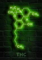 Lysande grön neonillustration av THC-molekylen, den psykoaktiva komponenten i cannabis, visad på en vägg av svarta tegelstenar.