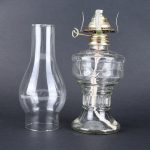 Glasblåspiedestal med metallkomponent, används för vetenskapliga experiment eller som vintage-inredning.