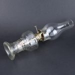 Vintage glödlampa i glas med vetenskaplig mekanism, perfekt för industriell eller vetenskaplig inredning, som ger en retro touch till ditt hem.