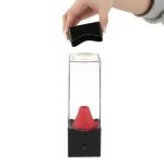 Laboratorielampa med glasstativ och röd kon för vetenskapliga experiment.