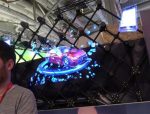 Hologrammodell av en futuristisk bil projicerad i en avancerad teknologisk miljö, som illustrerar innovation inom vetenskap och teknik.
