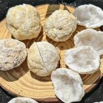 Geod av kvarts, vetenskaplig och naturlig dekoration, idealisk för mineral- och inredningsentusiaster.