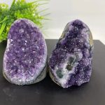 Rå ametistgeod med glänsande lila kristaller, idealisk för dekoration eller healing.