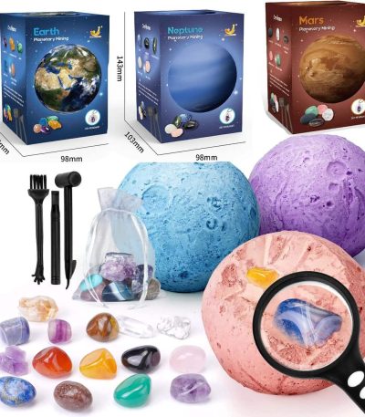 Vetenskaplig dekoration med planeterna Jorden, Neptunus och Mars, inklusive färgglada skumkulor, verktyg och en påse för att skapa pedagogiska planetmodeller.