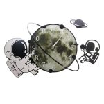 Dekorativ klocka med månmotiv och astronauter, idealisk för rymd- och vetenskapsentusiaster, som ger en kosmisk touch till din inredning.