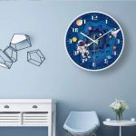 Väggklocka med design i rymden och astronauter för barnens dekoration.