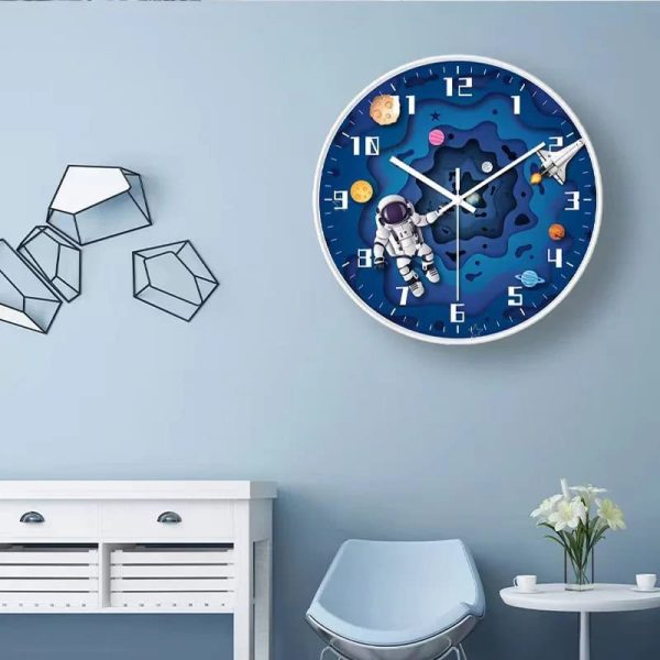 Väggklocka med design i rymden och astronauter för barnens dekoration.