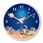 Väggklocka med rymdtema, med en astronaut, månen, planeter och ett rymdskepp, perfekt för vetenskaplig inredning eller för astronomientusiaster.