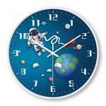 Dekorativ väggklocka med rymdtema, svävande astronaut i rymden, planeter och illustrerad jord, idealisk för pedagogisk eller vetenskaplig dekoration.