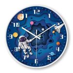 Dekorativ väggklocka med rymdtema med astronauter, raket och planeter, idealisk för vetenskaplig stil eller för astronomientusiaster.