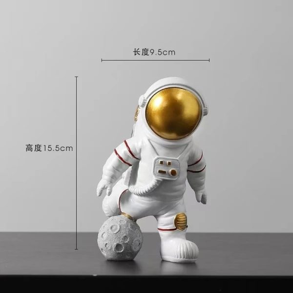 Astronautfigur med planet och rymdmodul.