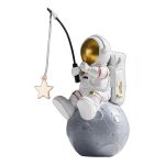 Astronautfigur som sitter på månen, håller ett fiskespö med en stjärna som hänge, dekoration i vetenskaplig och lekfull stil.