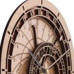 Väggklocka med vetenskaplig design i trä, som visar precisa detaljer och en retro stil. Perfekt för kontors- eller studiemiljö.