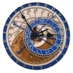 Astronomisk klocka med träurta och metalldetaljer, som visar zodiaksignerna och månens faser, perfekt för vetenskaplig inredning.