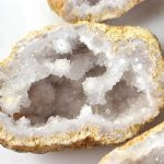 Rå ametistgeod med glänsande lila kristaller, perfekt för dekoration eller mineralinsamling.