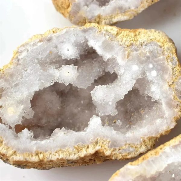 Rå ametistgeod med glänsande lila kristaller, perfekt för dekoration eller mineralinsamling.