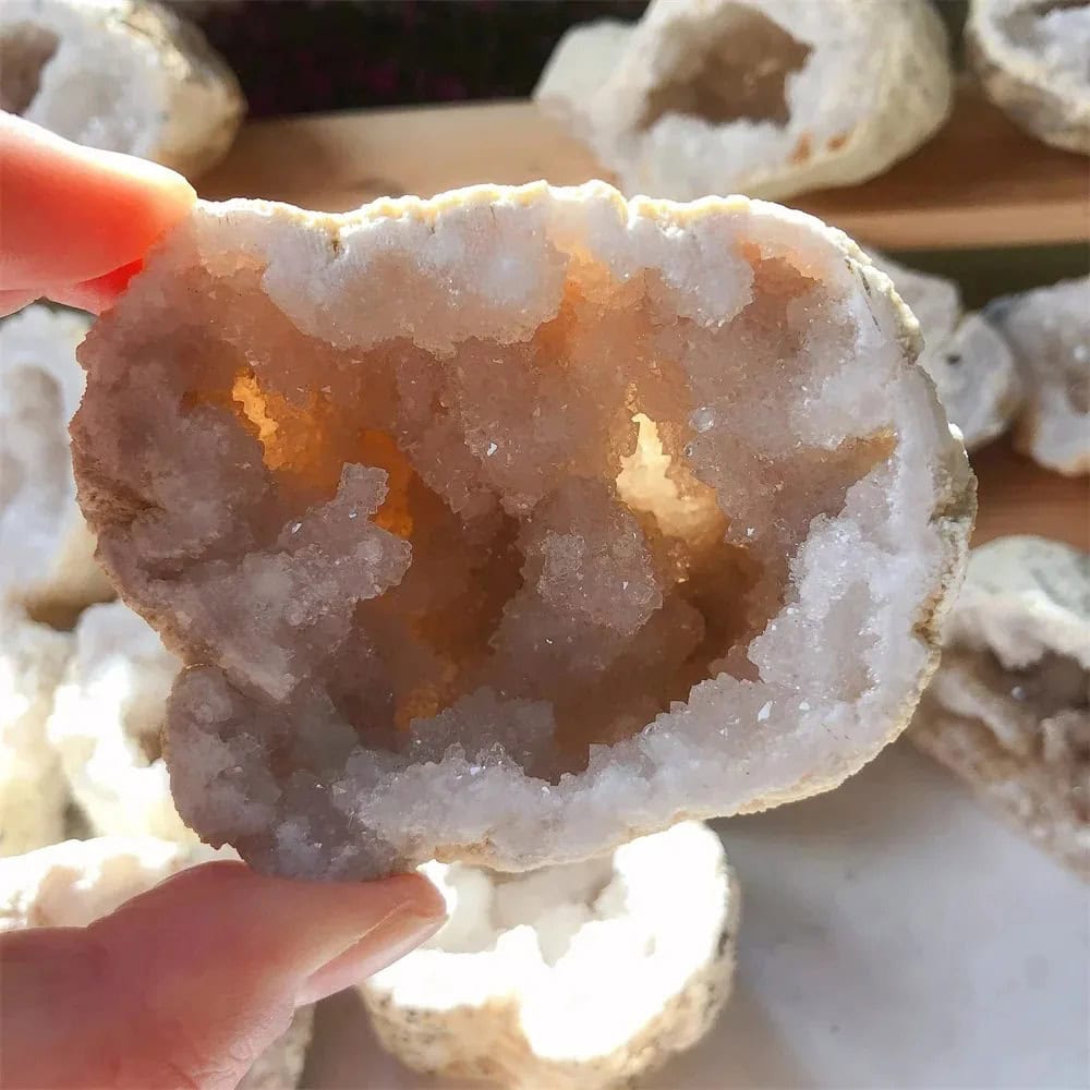 Naturlig ametistgeod med glänsande lila kristaller, idealisk för dekoration och healing.