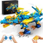 Tyrannosaurus i färgglada LEGO-bitar, utrustad med fjärrkontroll och belysning, presenterad på en vit bakgrund med en svart bakgrund som illustrerar produktens förpackning.