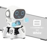 Utbildningsrobot i vitt med lysande armar och leende ansikte, designad för lärande och underhållning för barn, med interaktiva funktioner och modern design.