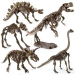 Konstnärlig representation av dinosauriefossiler, som visar flera skelett av olika arter, vilket illustrerar mångfalden av förhistoriska reptiler.
