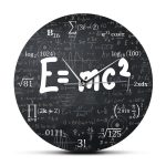 Klocka med ekvationen E=mc² och vetenskapliga formler, dekor i vetenskaplig stil för en utbildnings- eller laboratoriemiljö.