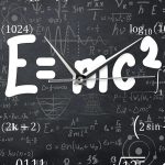 Illustration av en klocka integrerad i Einsteins ekvation, omgiven av olika matematiska och vetenskapliga formler på en svart bakgrund.