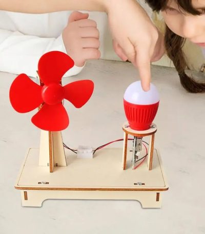 Utbildningsspel för barn med en liten röd fläkt och en skrivbordslampa, som möjliggör lärande om vetenskap och teknik genom praktiska erfarenheter.