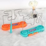 Utbildningsspel med magnetisk fiske med två fiskespön och färgglada metallfiskar, idealiskt för att utveckla koordination och koncentration hos barn.