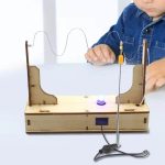 Utbildningskit inom vetenskap för barn med filament, glödlampa och trästöd, idealiskt för utbildande experiment och vetenskapliga upptäckter.
