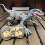 Figur av en T-Rex i plast med färgglada detaljer, tillsammans med en modell av ett dinosaurieskelett i fossil, idealisk för vetenskaplig och utbildande dekoration.
