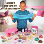 Leende flicka som hanterar blå slime, omgiven av tillbehör för att skapa färgglad slime, i en ljus och välkomnande miljö.
