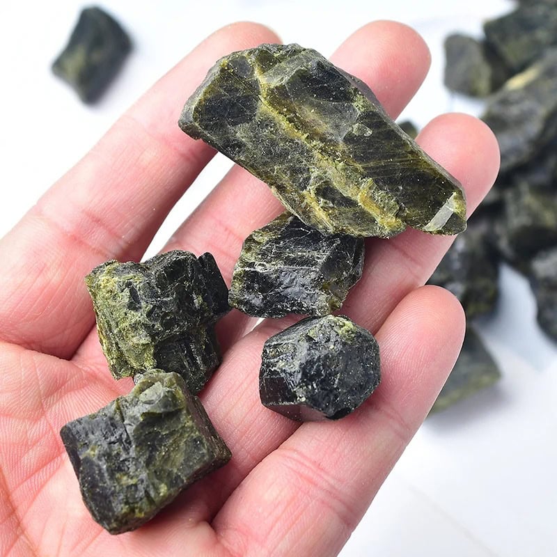Rå grön glimmersten, mineral för dekoration eller samling.