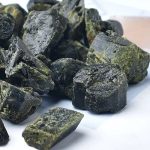 Rå grön glimmersten, naturlig mineral för dekoration eller samling.