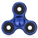 Fidget spinner i blå metall med tre grenar, designad för avkoppling och koncentration, idealisk för entusiaster av vetenskapliga gadgets och industriell stil dekoration.