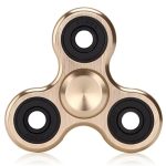 Fidget spinner i guldmetall med tre grenar, varje gren utrustad med ett svart lager, designad för avkoppling och koncentration.