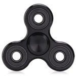 Svart fidget spinner i plast, populär antistressleksak, idealisk för avkoppling och koncentration. Perfekt för kontor, skolor eller hemma.