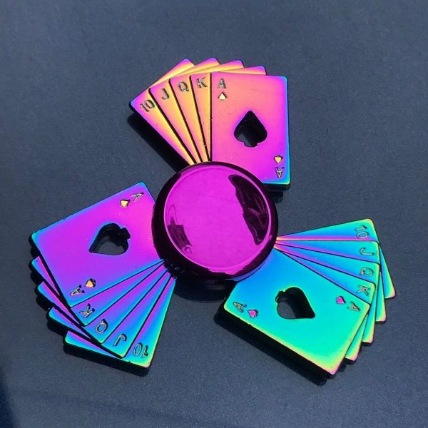 Holografiska kort med färgglada jokrar, arrangerade i en cirkel runt en lila kula, på svart bakgrund.