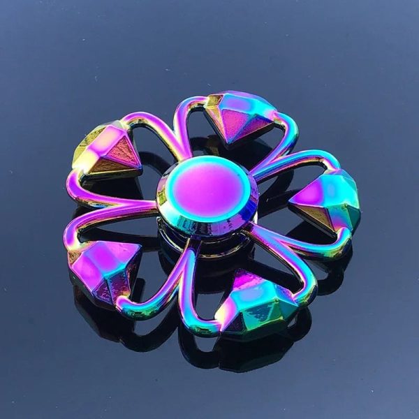Hängsmycke i form av en blomma i iriserande metall med en färgglad mitt, perfekt för dekoration eller som vetenskaplig accessoar. Elegant och glänsande design, perfekt för älskare av gadgets och objekt.