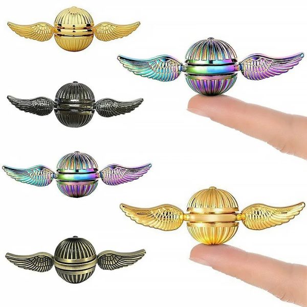 Balans i metall med vingar i krom eller guld, elegant och futuristisk design, perfekt för dekoration eller vetenskaplig samling.