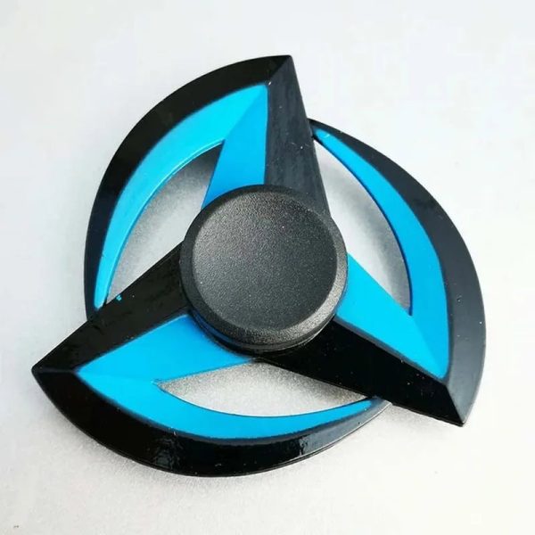 Vetenskaplig fidget spinner i svart och blå plast, med modern och färgglad design, perfekt för dekoration eller avkoppling.