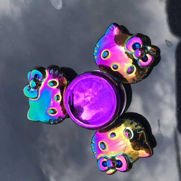 Holografiska solglasögon i kattform med iriserande reflektioner, perfekta för en originell dekoration eller en trendig accessoar.
