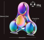 Holografisk fidget spinner med färgglad design och exakta dimensioner, idealisk för avkoppling och underhållning. Vikt 66g, dimensioner 65mm x 56mm, tjocklek 0,5mm.