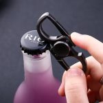 Multifunktionell flasköppnare, praktisk och innovativ, perfekt för att enkelt öppna dina dryckesflaskor.
