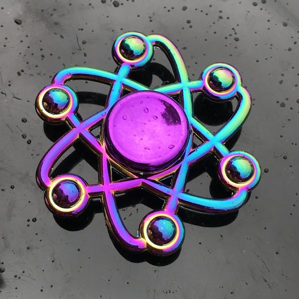 Färgglad metallatom med holografisk effekt, dekorativt vetenskapligt symbol.