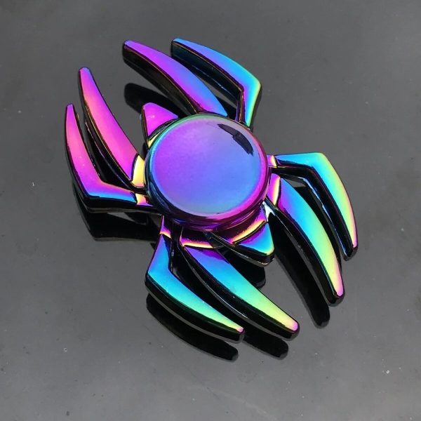 Modeaccessoar i form av en skorpion med flerfärgad holografisk finish.